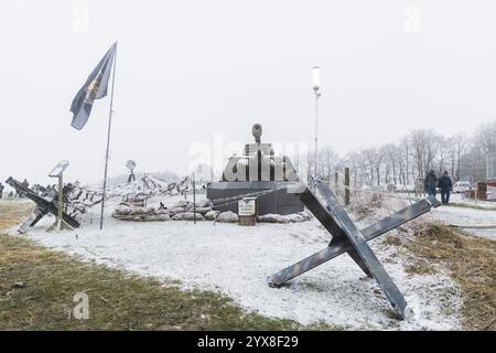 Bastogne, Belgien. Dezember 2024. Ein Panzer, der während der Gedenkfeier zum 80. Jahrestag der Ardennenschlacht, einer entscheidenden Episode des Zweiten Weltkriegs, in Bastogne am Samstag, den 14. Dezember 2024, abgebildet wurde. BELGA FOTO NATACHA FREISEN Credit: Belga News Agency/Alamy Live News Stockfoto