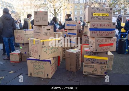 London, Großbritannien. Dezember 2024. Demonstranten markieren Kästen mit Slogans auf dem Cavendish Square, während die Mieter einen Protest gegen die steigenden Mietpreise in London veranstalten und die Mietkontrolle fordern. Quelle: Vuk Valcic/Alamy Live News Stockfoto