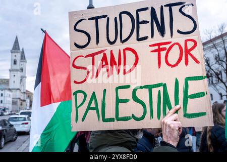 Pro-Palästina-Demo vor der Universität, Schild Students Stand for Palestine, München, 14. Dezember 2024 Deutschland, München, 14. Dezember 2024, pro-Palästina-Demo am Geschwister-Scholl-Platz vor der Universität, Ludwig-Maximilians-Universität, Schild Studentenschaft 100 gegen die deutsche Unterstützung Israels, gegen die israelische Politik in Gaza, wo schon Zehntausende bei Angriffen gestorben Stockfoto