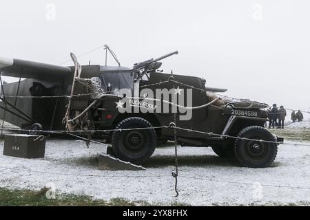 Bastogne, Belgien. Dezember 2024. Die Nachstellung als Teil der Gedenkfeier zum 80. Jahrestag der Ardennenschlacht, einer entscheidenden Episode des Zweiten Weltkriegs, in Bastogne am Samstag, den 14. Dezember 2024. BELGA FOTO NATACHA FREISEN Credit: Belga News Agency/Alamy Live News Stockfoto