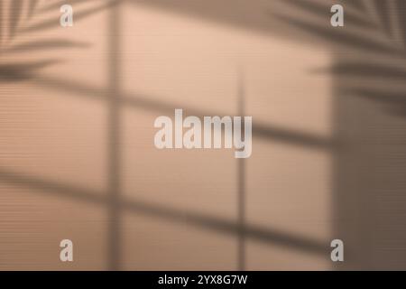 Minimaler leerer weißer Marmorstein-Tisch, grüner Baum im Sonnenlicht, Blattschatten auf beige braune Stuckzementwand. Sandstrand Stockfoto