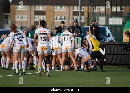 London, UK, 14. Dezember 2024. Die Nutte Kat Evans von Ealing Trailfinders erzielte ihren zweiten Versuch gegen Exeter Chiefs, Premiership Women's Rugby im Trailfinders Sports Club in London. Alex Williams / Alamy Live News Stockfoto