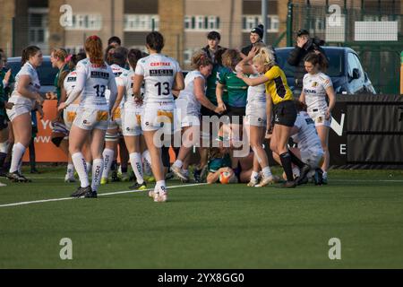 London, UK, 14. Dezember 2024. Die Nutte Kat Evans von Ealing Trailfinders erzielte ihren zweiten Versuch gegen Exeter Chiefs, Premiership Women's Rugby im Trailfinders Sports Club in London. Alex Williams / Alamy Live News Stockfoto