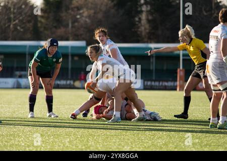 London, UK, 14. Dezember 2024. Lucy Nye, die Hälfte von Exeter Chiefs, macht den Ball gegen Ealing Trailfinders, Premiership Women's Rugby im Trailfinders Sports Club, London. Alex Williams / Alamy Live News Stockfoto