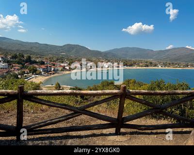 Blaue Lagunen und Landschaft des nordgriechenlands Stockfoto