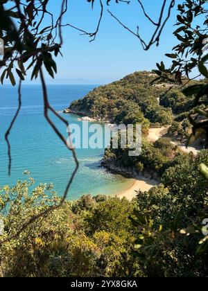 Blaue Lagunen und Landschaft des nordgriechenlands Stockfoto