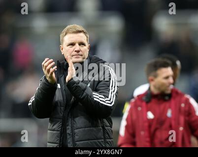 Newcastle upon Tyne, Großbritannien. Dezember 2024. Eddie Howe, Manager von Newcastle United, applaudiert den Fans während des Premier League-Spiels im St. James' Park, Newcastle upon Tyne. Der Bildnachweis sollte lauten: Nigel Roddis/Sportimage Credit: Sportimage Ltd/Alamy Live News Stockfoto