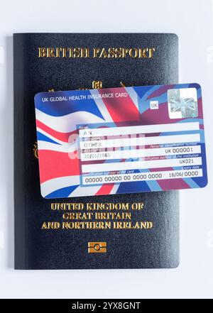 Europäische Krankenversicherungskarte und neuer britischer Pass. Die EHIC - bietet Gesundheitsschutz auf Reisen in der Europäischen Union Stockfoto