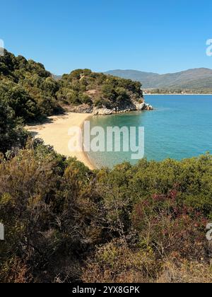 Blaue Lagunen und Landschaft des nordgriechenlands Stockfoto