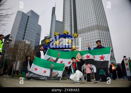 Frankfurt am Main, Deutschland. Dezember 2024. Tausende syrischer Staatsbürger gingen auf die Straße, um gegen das Regime von Baschar Al-Assad zu protestieren. Stockfoto