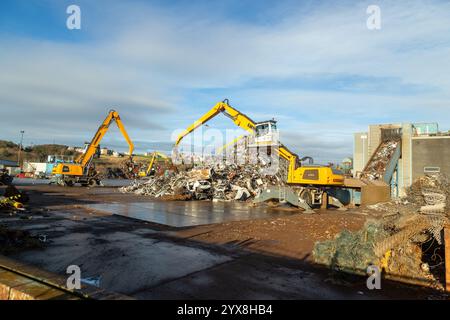 Mechanischer Lader mit Greiferarm in einer Metallrecyclinganlage am Hafen in Inverkeithing, Fife, Schottland Stockfoto