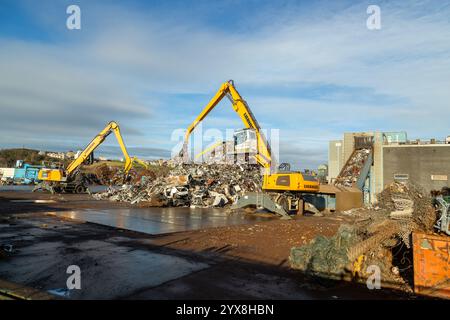 Mechanischer Lader mit Greiferarm in einer Metallrecyclinganlage am Hafen in Inverkeithing, Fife, Schottland Stockfoto