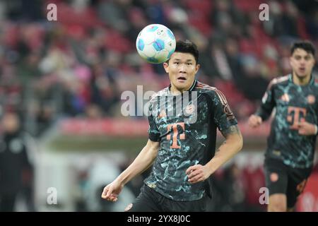 Mainz, Deutschland. Dezember 2024. Fußball, Bundesliga, Spieltag 14, FSV Mainz 05 - Bayern München, Mewa Arena: Bayern Min-jae Kim am Ball. Hinweis: Thomas Frey/dpa - WICHTIGER HINWEIS: Gemäß den Vorschriften der DFL Deutschen Fußball-Liga und des DFB Deutschen Fußball-Bundes ist es verboten, im Stadion und/oder des Spiels aufgenommene Fotografien in Form von sequenziellen Bildern und/oder videoähnlichen Fotoserien zu verwenden oder zu verwenden./dpa/Alamy Live News Stockfoto