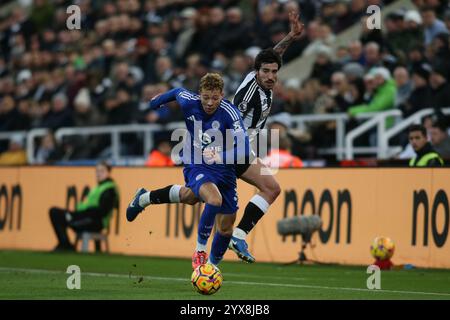 St. James's Park, Newcastle am Samstag, den 14. Dezember 2024. Kasey McAteer aus Leicester City bricht während des Premier League-Spiels zwischen Newcastle United und Leicester City im St. James's Park, Newcastle, am Samstag, den 14. Dezember 2024, von Sandro TONALi aus Newcastle ab. (Foto: Michael Driver | MI News) Credit: MI News & Sport /Alamy Live News Stockfoto