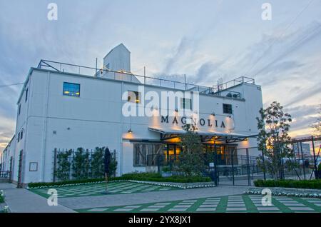 Der Magnolia Market in der Innenstadt von Waco, Texas, ist für den Tag geschlossen, da die Sonne hinter dem Gebäude untergeht. Stockfoto