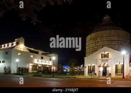 Der Magnolia Market und die Silos in der Innenstadt von Waco, Texas, haben für den Tag geschlossen, sind aber nachts beleuchtet. Stockfoto