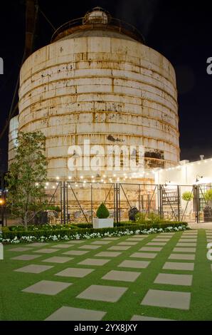 Magnolia Market und die Silos; im Zentrum von Waco, Texas, ist tagsüber geschlossen, aber nachts beleuchtet. Stockfoto