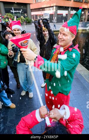 Edgeware, London, Großbritannien. Dezember 2024. Santas versammeln sich für Santacon 2024 in London. Quelle: Matthew Chattle/Alamy Live News Stockfoto