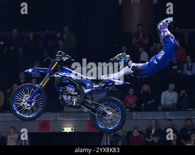 Prag, Tschechische Republik. Dezember 2024. Freestyle Motocross-Fahrer Julien Vanstippen tritt während der Ausstellung FMX Gladiator Games am 14. Dezember 2024 in Prag auf. Quelle: Michal Krumphanzl/CTK Photo/Alamy Live News Stockfoto