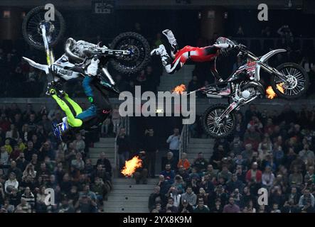 Prag, Tschechische Republik. Dezember 2024. Freestyle Motocross-Fahrer treten während der Ausstellung FMX Gladiator Games am 14. Dezember 2024 in Prag auf. Quelle: Michal Krumphanzl/CTK Photo/Alamy Live News Stockfoto