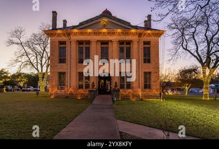 Funkelnde Lichter hängen jeden Dezember vom Blanco County Gerichtsgebäude in Johnson City, Texas Stockfoto