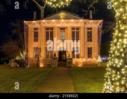 Funkelnde Lichter hängen jeden Dezember vom Blanco County Gerichtsgebäude in Johnson City, Texas Stockfoto