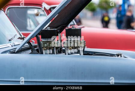 Göteborg, Schweden - 24. August 2024: Motorhaube eines blauen Muscle Car geöffnet Stockfoto