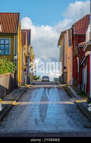 Mariestad, Schweden - 06. Oktober 2024: Auto fährt eine Kopfsteinpflasterstraße hinauf Stockfoto