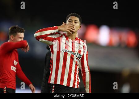 Swansea, Großbritannien. Dezember 2024. Jobe Bellingham aus Sunderland feiert Sunderland-Fans nach dem Spiel. EFL Skybet Meisterschaftsspiel Swansea City gegen Sunderland im Stadion Swansea.com in Swansea, Wales am Samstag, den 14. Dezember 2024. Dieses Bild darf nur für redaktionelle Zwecke verwendet werden. Nur redaktionelle Verwendung, Bild von Andrew Orchard/Andrew Orchard Sportfotografie/Alamy Live News Credit: Andrew Orchard Sportfotografie/Alamy Live News Stockfoto