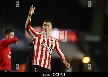 Swansea, Großbritannien. Dezember 2024. Jobe Bellingham aus Sunderland feiert Sunderland-Fans nach dem Spiel. EFL Skybet Meisterschaftsspiel Swansea City gegen Sunderland im Stadion Swansea.com in Swansea, Wales am Samstag, den 14. Dezember 2024. Dieses Bild darf nur für redaktionelle Zwecke verwendet werden. Nur redaktionelle Verwendung, Bild von Andrew Orchard/Andrew Orchard Sportfotografie/Alamy Live News Credit: Andrew Orchard Sportfotografie/Alamy Live News Stockfoto