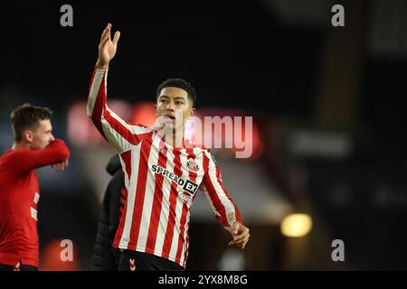 Swansea, Großbritannien. Dezember 2024. Jobe Bellingham aus Sunderland feiert Sunderland-Fans nach dem Spiel. EFL Skybet Meisterschaftsspiel Swansea City gegen Sunderland im Stadion Swansea.com in Swansea, Wales am Samstag, den 14. Dezember 2024. Dieses Bild darf nur für redaktionelle Zwecke verwendet werden. Nur redaktionelle Verwendung, Bild von Andrew Orchard/Andrew Orchard Sportfotografie/Alamy Live News Credit: Andrew Orchard Sportfotografie/Alamy Live News Stockfoto