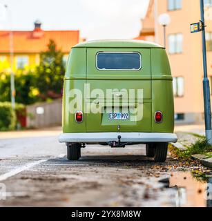 Mariestad, Schweden - 06. Oktober 2024: Hinter einem grünen Volkswagen T1-Bus aus dem Jahr 1962 parkt auf einer Straße. Stockfoto