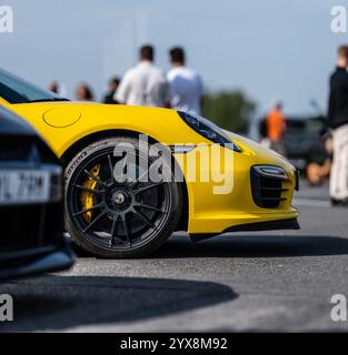 Göteborg, Schweden - 07. september 2024: Vorderrad eines gelben Porsche 911 Stockfoto