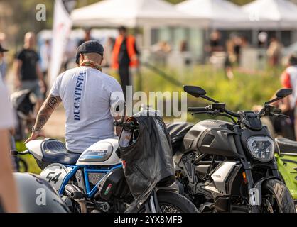 Göteborg, Schweden - 07. september 2024: Person mit einem T-Shirt mit der Kennzeichnung Ducatista auf einem Ducati-Motorrad Stockfoto