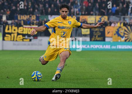 Stadio Benito Stirpe, Frosinone, Italien. Dezember 2024. Serie B Football; Frosinone gegen Sassuolo; Jeremy Oyono von Frosinone Credit: Action Plus Sports/Alamy Live News Stockfoto