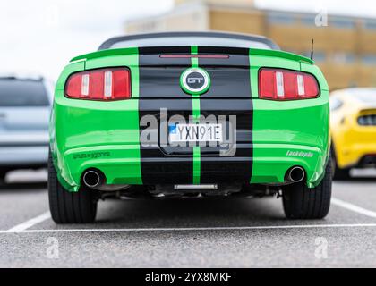 Göteborg, Schweden - 24. August 2024: Heck eines grünen Ford Mustang GT 2010 Stockfoto