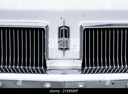 Göteborg, Schweden - 24. August 2024: Kühlergrill eines weißen 1973 Oldsmobile Delta Stockfoto