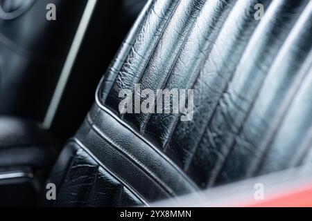 Göteborg, Schweden - 24. August 2024: Lederausstattung eines Oldtimer-amerikanischen Muscle Car Stockfoto