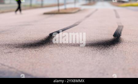 Göteborg, Schweden - 24. August 2024: Frischgummireste eines Burnouts auf Asphalt Stockfoto