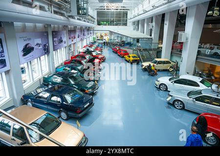 Trollhättan, Schweden - 28. Juni 2024: Saab-Autos in langen Reihen im historischen Museum Saab Stockfoto