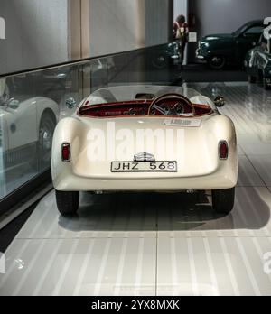 Trollhättan, Schweden - 28. Juni 2024: White 1956 Saab Super Sonett zu sehen Stockfoto