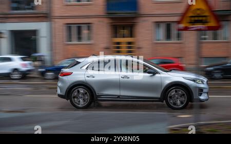 Göteborg, Schweden - 20. April 2024: Silver 2021 Kia XCeed Plug-in Hybrid auf einer verregneten Straße Stockfoto