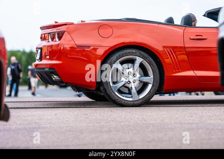 Göteborg, Schweden - 24. August 2024: Rotes Chevrolet Camaro Muscle Car zu sehen Stockfoto