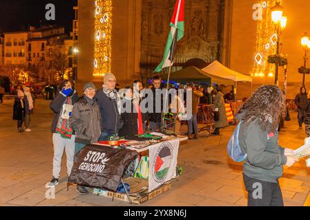 Logrono, La Rioja, Spanien. Dezember 2024. Pro-palästinensische Aktivisten versammeln sich in Logroño, um die europäische Solidarität mit dem palästinensischen Volk inmitten des Konflikts in Gaza zu vertreten. Die Informationstabelle enthält Banner, erläuterndes Material und Symbole für die Unterstützung der palästinensischen Sache. Die Demonstranten unterschiedlichen Alters und Hintergrunds bringen ihre Ablehnung der Gewalt zum Ausdruck und fordern eine friedliche Lösung des Konflikts. Die Zusammensetzung spiegelt das Engagement der europäischen Zivilgesellschaft für Menschenrechte, internationale Gerechtigkeit und die Einstellung der Feindseligkeiten wider. Quelle: MARIO MARTIJA/Ala Stockfoto