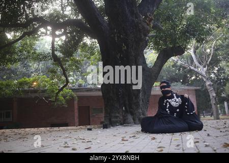 Dhaka, Bangladesch. Dezember 2024. Eine Künstlerin führt im Fine Art Institute in Dhaka Performancekunst zum Gedenken an die Märtyrer des Befreiungskrieges von 1971 auf. (Kreditbild: © MD Mehedi Hasan/ZUMA Press Wire) NUR REDAKTIONELLE VERWENDUNG! Nicht für kommerzielle ZWECKE! Stockfoto