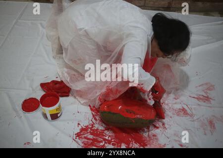 Dhaka, Bangladesch. Dezember 2024. Eine Künstlerin führt im Fine Art Institute in Dhaka Performancekunst zum Gedenken an die Märtyrer des Befreiungskrieges von 1971 auf. (Kreditbild: © MD Mehedi Hasan/ZUMA Press Wire) NUR REDAKTIONELLE VERWENDUNG! Nicht für kommerzielle ZWECKE! Stockfoto