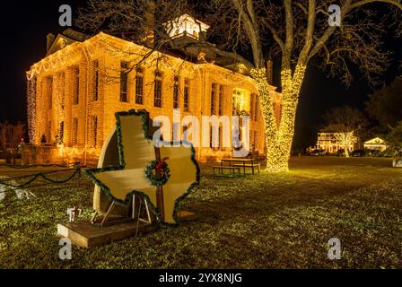 Funkelnde Lichter hängen jeden Dezember vom Blanco County Gerichtsgebäude in Johnson City, Texas Stockfoto