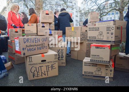 London, England, Großbritannien. Dezember 2024. Demonstranten markieren Kästen mit Slogans auf dem Cavendish Square, während die Mieter einen Protest gegen die steigenden Mietpreise in London veranstalten und die Mietkontrolle fordern. (Kreditbild: © Vuk Valcic/ZUMA Press Wire) NUR REDAKTIONELLE VERWENDUNG! Nicht für kommerzielle ZWECKE! Quelle: ZUMA Press, Inc./Alamy Live News Stockfoto