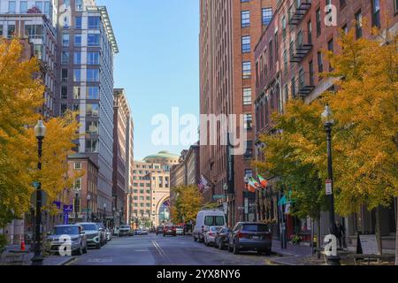 Dies ist Bostons Waterfront-Region mit Blick auf die Broad Street. Das ist das Boston Harbor Hotel in der Ferne mit dem Bogen. Hier gibt es Hotels, Stockfoto