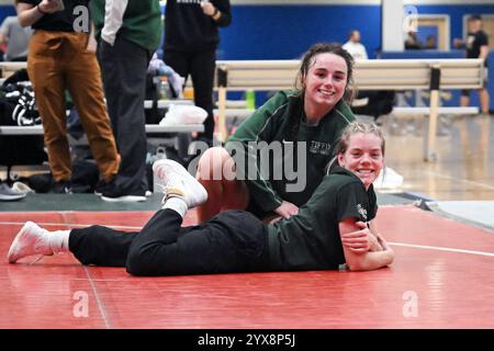 Sandusky, Ohio, Usa. Dezember 2024. Ciara Riner und Grace Jones aus Tiffin, bevor sie Alfred State bei den Berg Holiday Duals gegenüberstehen. Sandusky, Ohio, USA. Quelle: Brent Clark/Alamy Live News Stockfoto